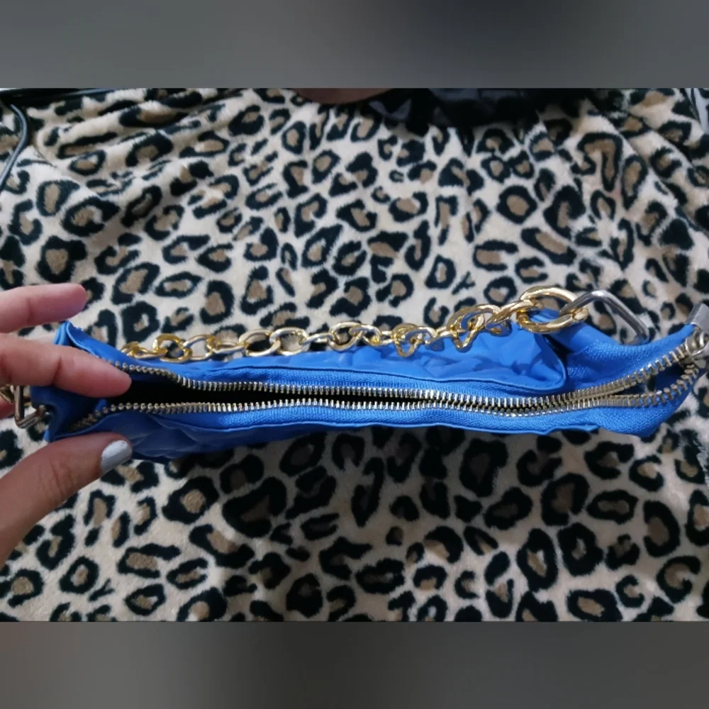 Women electric blue gold chain padded mini bag - Picture 6 of 10